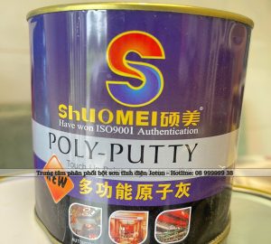 Thao tác trét matit trên bề mặt cần sửa chữa