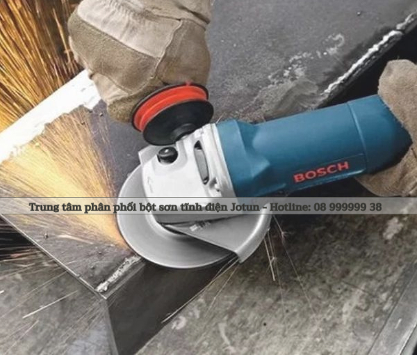 Xử lý bề mặt kim loại trước khi sơn tĩnh điện thủ công để tăng độ bám dính