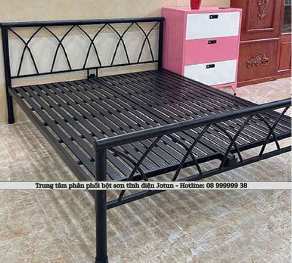 Sản phẩm kim loại được phủ sơn màu đen
